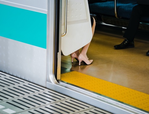 Γυναίκα με τακούνια στο τρένο