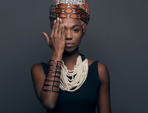 Μαύρη γυναίκα που φοράει κοσμήματα Ukka Lelle