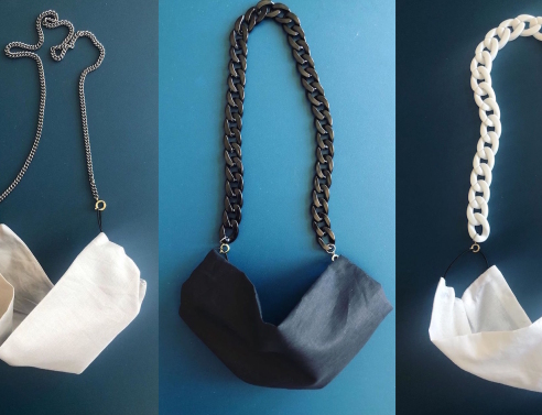 Η γερμανίδα σχεδιάστρια κοσμημάτων Saskia Diez δημιούργησε μάσκες προσώπου με αλυσίδες από ασήμι και χρυσό.