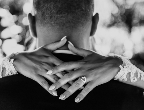 Γαμπρός και νύφη αγκαλιά