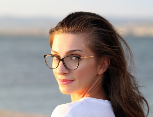 Κοπέλα με γυαλιά οράσεως