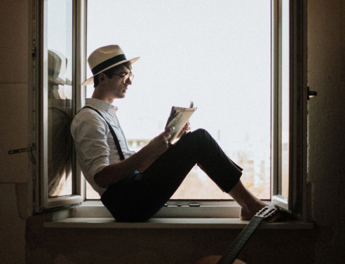 Πως αναγνωρίζεις έναν άνθρωπο που διαβάζει