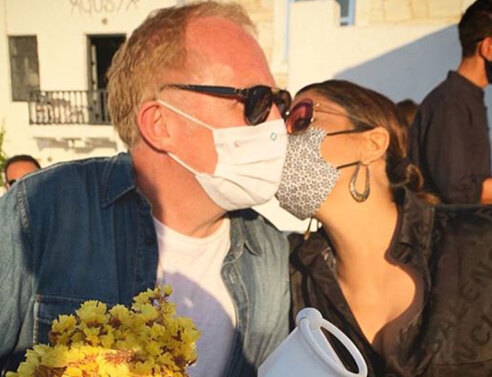 Η Σάλμα Χάγιεκ κάνει διακοπές στην Πάρο με τον σύζυγό της