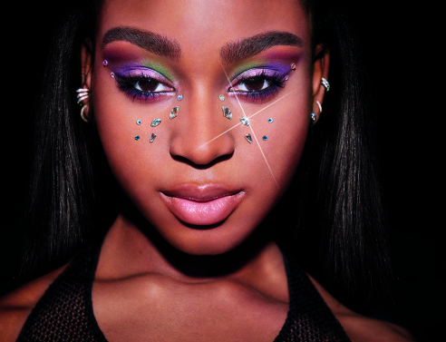 Πορτραίτο κοπέλας με έντονο μακιγιάζ