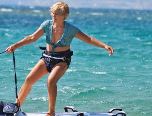 Ελληνίδα windsurfer 82 ετών, διεκδικεί το ρεκόρ Guinness