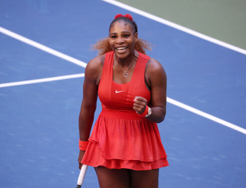 Η τενίστρια Serena Williams με κόκκινο σύνολο στους αγώνες U.S. Open 2020