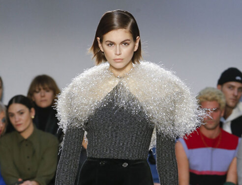 Το μοντέλο Kaia Gerber στην επίδειξη μόδας του JW Anderson για το Φθινόπωρο 2020