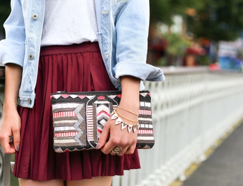 Σώμα κοπέλας που φοράει φούστα, τζιν μπουφάν και κρατάει τσάντα