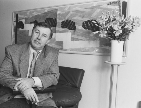 Ασπρόμαυρη φωτογραφία του Sir Terence Conran, σχεδιαστή επίπλων, δημιουργού των καταστημάτων Habitat, Φεβρουάριος 1985. ©Getty Images/ Steve Wood