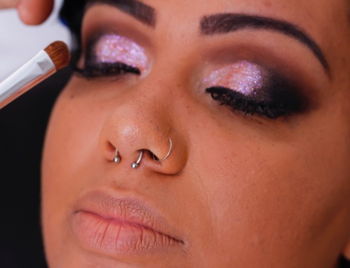 Πώς θα απαλλαγείς από τη σκιά που μαζεύεται στη γωνία του ματιού