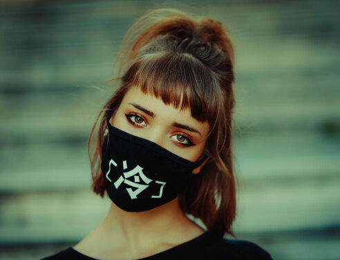 Κοπέλα με υφασμάτινη προστατευτική μάσκα