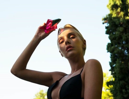 Η Τάμτα φωτογραφίζεται με δημιουργίες του οίκου MUGLER