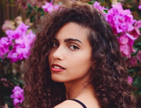 Κοπέλα με σγουρό μαλλί