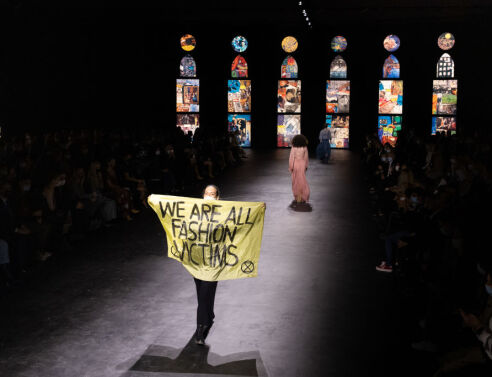 Οι Extinction Rebellion εισέβαλλαν στο σόου του Dior στο Παρίσι