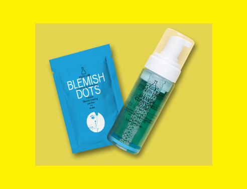 Τα εργαστήρια της YOUTH LAB. δημιούργησαν για τις ανάγκες του λιπαρού δέρματος δύο νέες φόρμουλες: τον BLEMISH CLEANSING FOAM και τα επιθέματα BLEMISH DOTS.