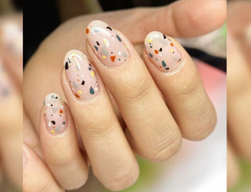 Τα μίνιμαλ σχέδια στα νύχια είναι το νέο μας κόλλημα