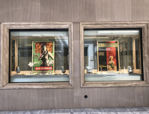 Γιατί σταματάνε όλοι στην βιτρίνα του Πενθερουδάκη;