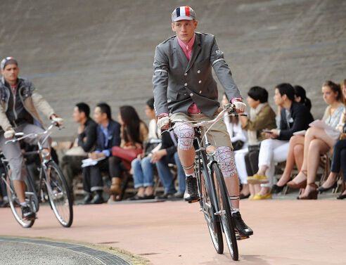 Οι πιο παράξενες πασαρέλες που    Με τον κορωνοϊό και τα μέτρα ασφάλειας και κοινωνικής αποστασιοποίησης, τους τελευταίους μήνες είδαμε να στήνονται πασαρέλες και fashion shows στα πιο απρόσμενα μέρη. Ταράτσες, πάρκα, πολυκαταστήματα, λιμάνια επιστρατεύτη