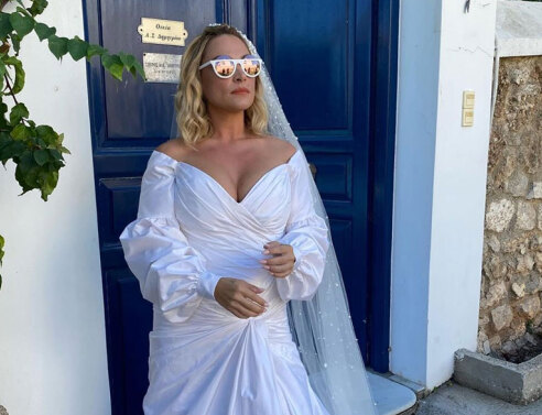 Η Ελεονώρα Ζουγανέλη με νυφικό by Celia Kritharioti στις Σπέτσες