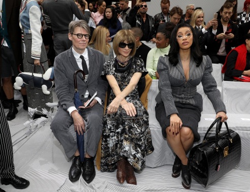 Η Cardi B κάθεται δίπλα στην Anna Wintour 