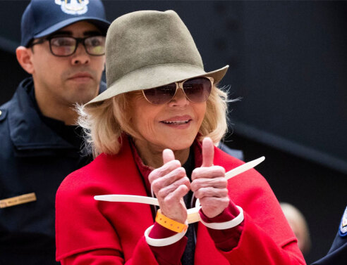 Η Τζέιν Φόντα με χειροπέδες μετά τη σύλληψή της σε συγκέντρωση για την κλιματική αλλαγή