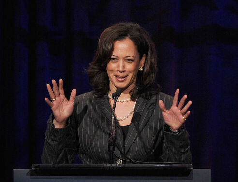 Γιατί η Καμάλα Χάρις φορά πέρλες;