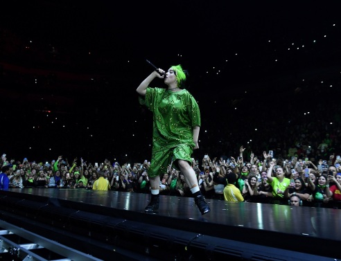 Η τραγουδίστρια Billie Eilish σε ζωντανή εμφάνισή της