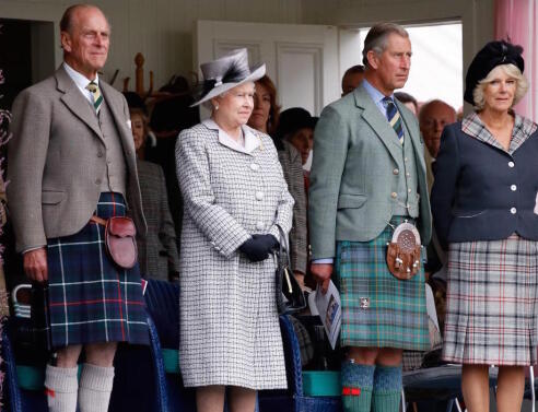 Πώς να φορέσεις καρό φούστα (και να μη μοιάζεις με τον Κάρολο)