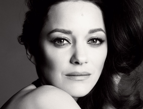 Ασπρόμαυρο πορτραίτο της γαλλίδας ηθοποιού Marion Cotillard