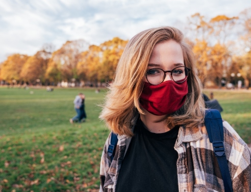 Εύκολα τιπ για να μην θαμπώνουν τα γυαλιά σου όταν φοράς τη μάσκα