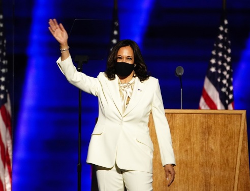 Η Καμάλα Χάρις με λευκό κοστούμι