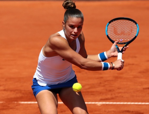 Η ελληνίδα τενίστρια Μαρία Σάκκαρη με ρακέτα τένις εν ώρα αγώνα