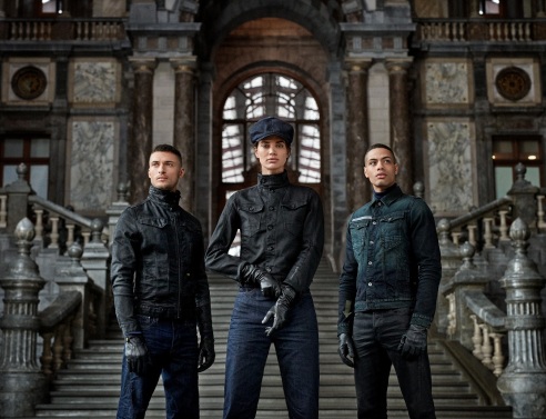 Δύο άνδρες και μία γυναίκα με τζιν ρούχα