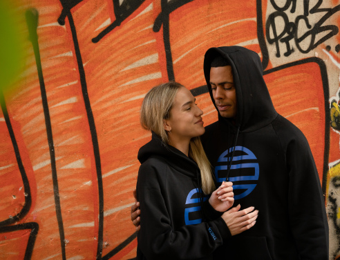 Μοντέλα που φορούν ρούχα Theta Clothes