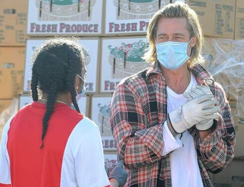 Ο Μπραντ Πιτ μπροστά από το φορτηγό με τα κιβώτια γεμάτα τρόφιμα και είδη πρώτης ανάγκης για άπορες οικογένειες σε γειτονιά του Λος Άντζελες