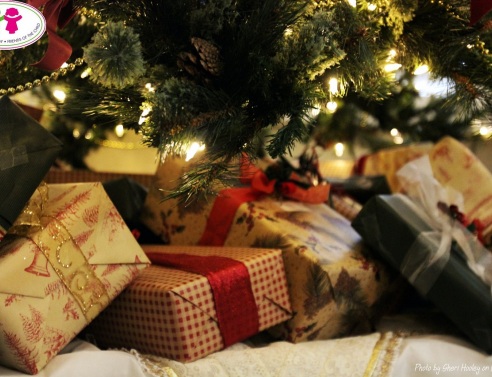 Χριστουγεννιάτικο δέντρο με δώρα