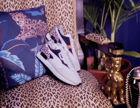 Ζευγάρι παπούτσια PUMA πάνω σε ροζ καναπέ