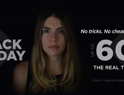 Πορτραίτο ξανθιάς κοπέλας σε μαύρο φόντο με γράμματα