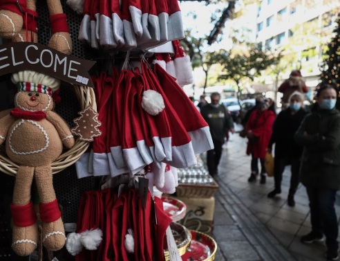 Στιγμιότυπο από το άνοιγμα των εποχικών καταστημάτων