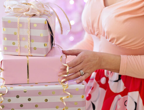 Γυναίκα κρατάει χριστουγεννιάτικα δώρα
