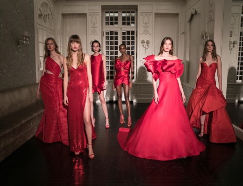 Μοντέλα με κόκκινα φορέματα Celia Kritharioti