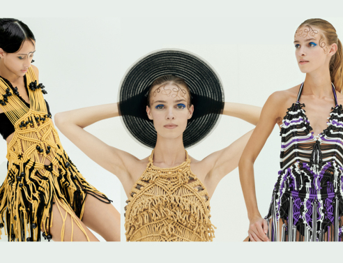 Μοντέλο με καπέλο και ρούχα μακραμέ Karima