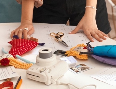 Τραπέζι με κινητό, φωτογραφική μηχανή, κουκλάκια