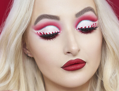 ξανθιά γυναίκα βαμμένη με χριστουγεννιάτικο στιλ