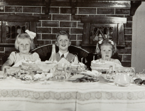 Παιδιά γύρω από το τραπέζι