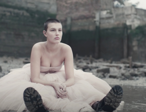 Στην κοίτη του Τάμεση η νέα Συλλογή Alexander McQueen