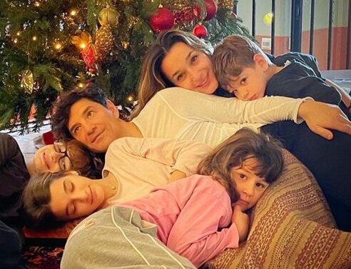 Σάκης Ρουβάς με την Κάτια Ζυγούλη και τα παιδιά τους μπροστά από το χριστουγεννιάτικο δέντρο