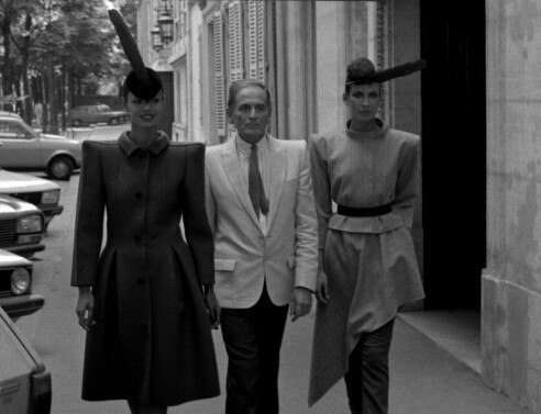 O σχεδιαστής μόδας Pierre Cardin μαζί με μανεκέν έξω από τη μπουτίκ του στο Παρίσι