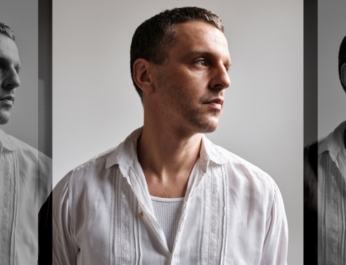 ​Έπειτα από 15 χρόνια στις μητροπόλεις της μόδας, ο Marios Schwab έρχεται στην Ελλάδα για να σχεδιάσει τη νέα εποχή του brand Zeus + Δione.