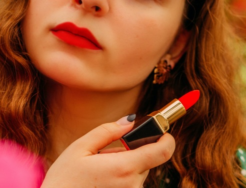 Γυναίκα κρατάει ανοιχτό κραγιόν